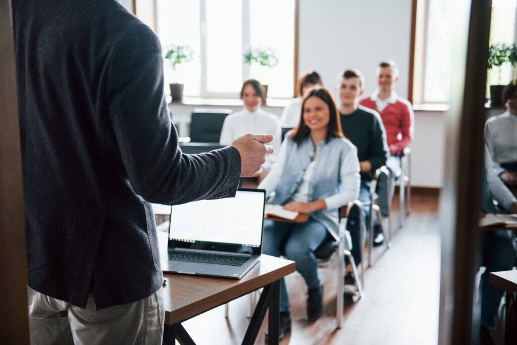 cheerful-mood-group-people-business-conference-modern-classroom-daytime-1024x683 Devenir Manager