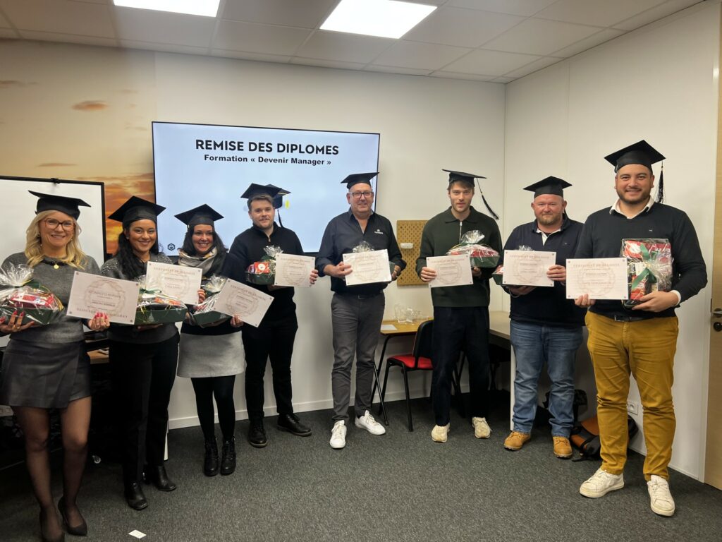Photo-remise-des-diplomes-Promo-2025-Devenir-Manager-1024x768 Qui sommes nous ?